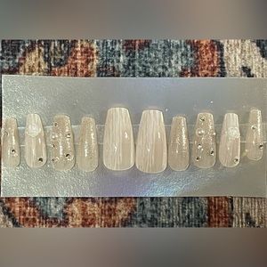 24 Pieces Fake Press On Nails Set White and Silver with White Rose